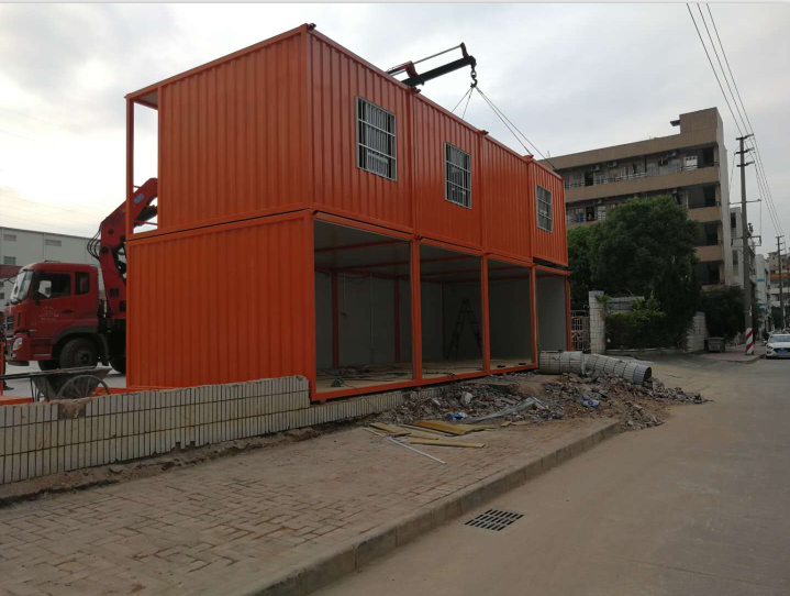 长安列车项目的橘红色集装箱房